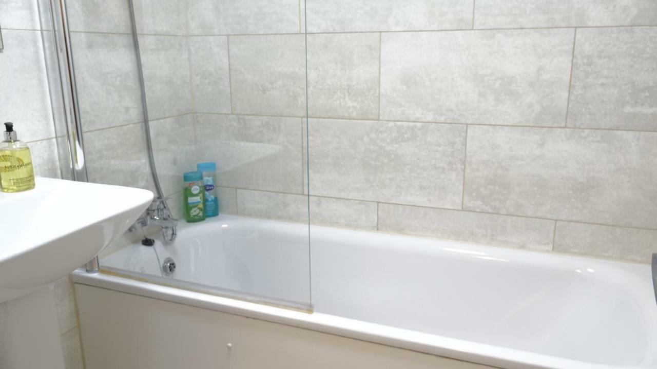 Luxury 2 Bed 2 Bath - Free Parking - 5Min To Airport - Sleeps 6 Apartment Ashford  Exterior photo