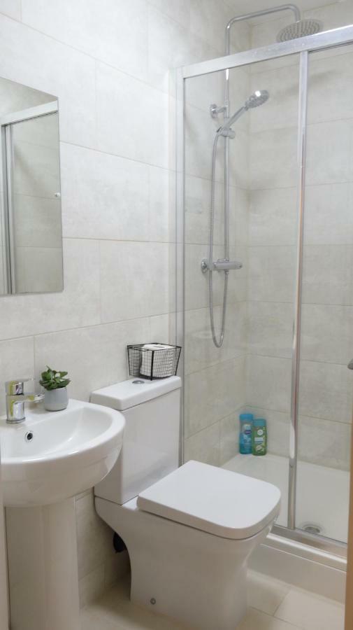 Luxury 2 Bed 2 Bath - Free Parking - 5Min To Airport - Sleeps 6 Apartment Ashford  Exterior photo