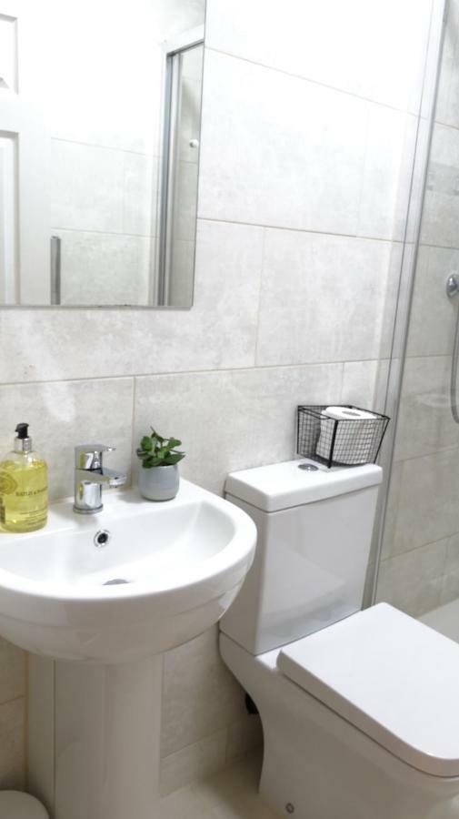 Luxury 2 Bed 2 Bath - Free Parking - 5Min To Airport - Sleeps 6 Apartment Ashford  Exterior photo