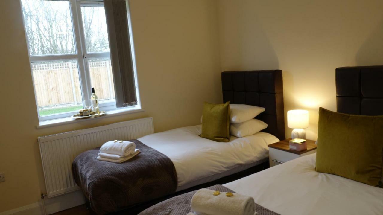 Luxury 2 Bed 2 Bath - Free Parking - 5Min To Airport - Sleeps 6 Apartment Ashford  Exterior photo